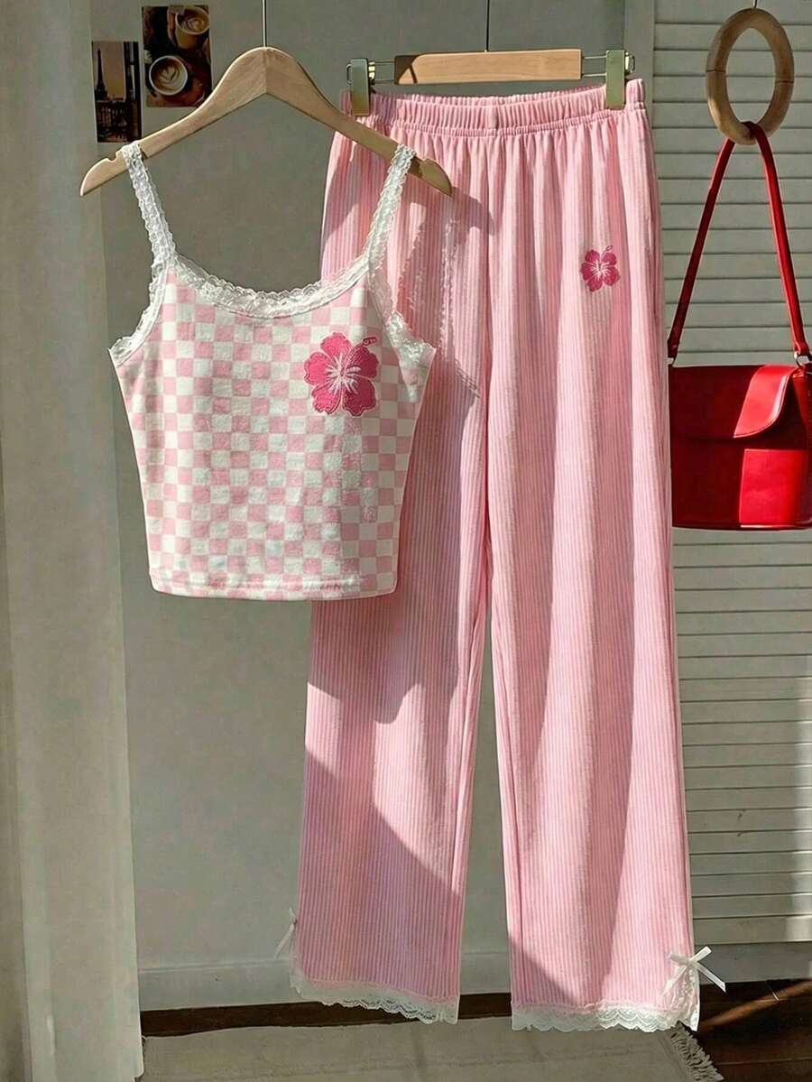 SHEIN EZwear 夏季新款女士休闲粉色碎花蕾丝边吊带格纹上衣搭配同色粉色条纹裤两件套,返校季米色两件套,适合夏季、度假、音乐节等场合 - 彩色 - 查看 1