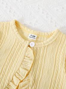 SHEIN Elladie kids 女嬰春夏紋理布料舒適百搭日常開襟衫，嬰幼兒春秋針織長袖前開式拼接荷葉邊短版波羅衫，輕盈柔軟，可搭配多款洋裝，適合女嬰秋季日常外出與疊穿，溫柔甜美 - 黃色 - 查看 5