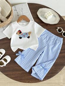 SHEIN Playful Pals 女嬰時尚休閒圓領純白色可愛小狗圖案刺繡短袖上衣搭配藍色格紋可愛3D蝴蝶結長褲，柔軟百搭2件套，適合夏季出遊、旅行、上學及各種場合日常穿著 - 藍白色 - 查看 2