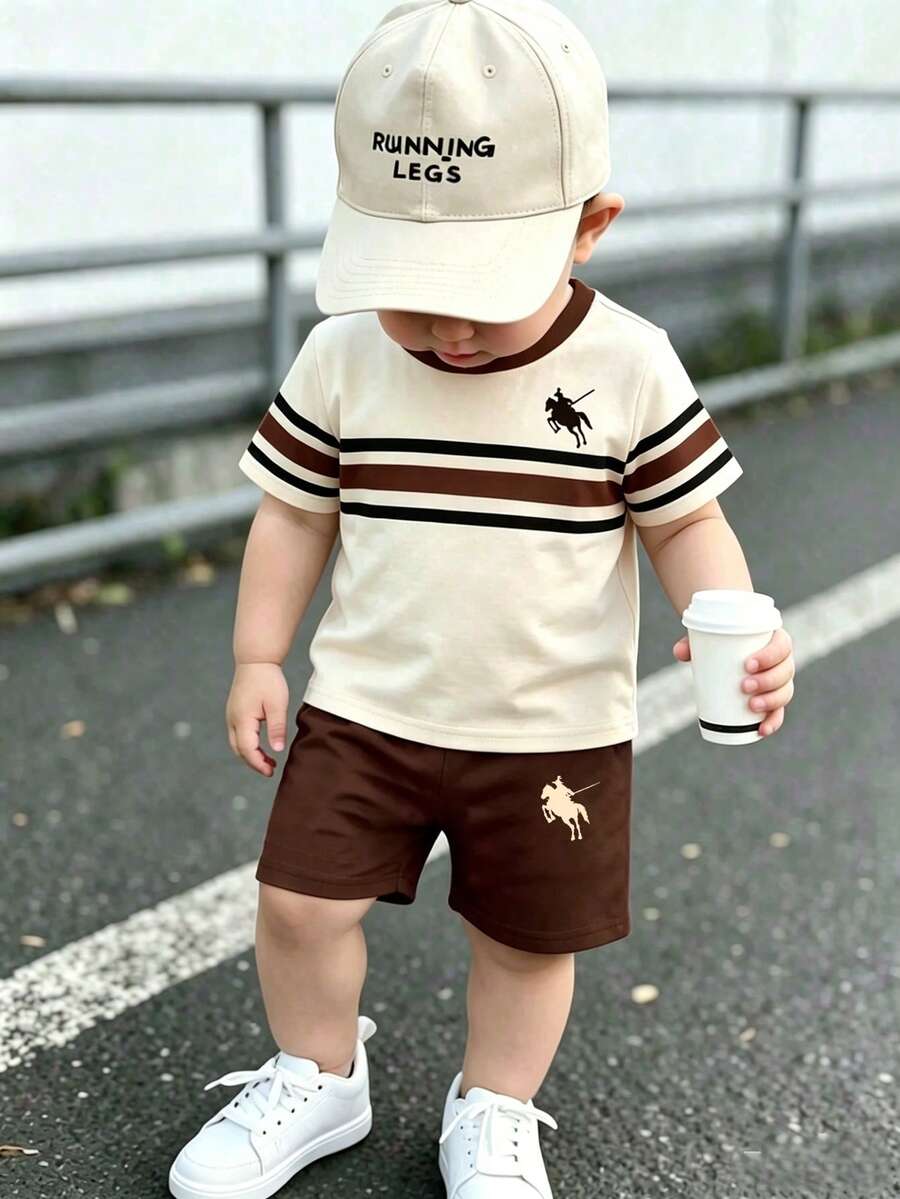 Souflis Souflis 2件組嬰兒/幼兒休閒卡其色經典拼接條紋騎士Logo印花圓領T恤與配套印花短褲套裝,運動戶外休閒 - 彩色 - 查看 1
