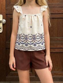 SHEIN Elladie kids 2件組少女波希米亞風兩件式套裝，杏色紋理布料細肩帶拼接背心，荷葉邊下擺，精緻彩色刺繡，復古花卉圖案，彈性腰後背，搭配咖啡色純色寬腿短褲，寬鬆休閒版型，輕便夏季露營、購物、旅行穿搭 - 杏色 - 查看 4