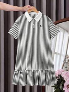 青少年女孩 Polo 領條紋刺繡圖案短袖中長洋裝，適合青少年女孩，對比色荷葉領花瓣袖印花洋裝，適合學校、戶外活動、購物，鈕扣洋裝童裝 - 黑與白 - 查看 5