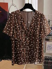 Modelyn Blus Wanita Ukuran Besar Model Plus dengan Kerah Bentuk Tetesan Air, Ruffle, Lengan Pendek, Bahan Chiffon, Motif Polkadot, Potongan Longgar, Cocok untuk Liburan di Rumah atau Acara Musim Panas - Coffee Brown - View 4