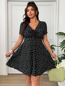 SHEIN EZwear 小碎花休閒大尺碼女款前綁帶短袖洋裝 - 彩色 - 查看 1