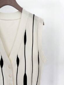 GlowEve Novo Colete de Tricô com Decote em V e Sem Mangas para Mulheres, Listras Verticais Pretas, Abotoamento Simples, Caimento Solto, Curto - Multicolorido - Visão 4