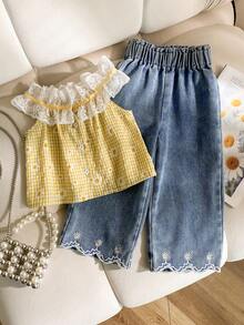 SHEIN Genkimix Kids 2件組少女休閒時尚荷葉蕾絲圓領無袖寬鬆刺繡花卉背心上衣 + 牛仔喇叭褲刺繡百搭褲套裝，適合度假、旅行、日常穿著、夏季，柔軟舒適面料，2026春夏新時尚，度假旅行必備，兒童夏季穿著，26春夏新時尚 - 彩色 - 查看 3