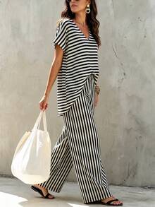 SHEIN LUNE CURVE 大尺碼女款夏季休閒度假條紋上衣與長褲兩件套，夏秋冬女裝，女款黑白條紋休閒服，女款夏季度假兩件套，女款優雅舒適兩件套，女款鄉村風兩件套，黑白條紋兩件套，女款沙灘裝兩件套，女款休閒兩件套 - 黑與白 - 查看 4