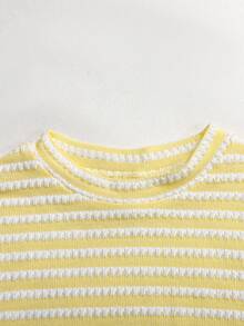 SHEIN Tween女孩夏季可愛休閒舒適黃色與白色條紋圓領短袖上衣與裙子套裝：短袖短版上衣與百褶迷你裙（內含內搭短褲），夏季穿搭 - 黃色 - 查看 4