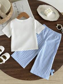 SHEIN Playful Pals 女嬰時尚休閒圓領純白色可愛小狗圖案刺繡短袖上衣搭配藍色格紋可愛3D蝴蝶結長褲，柔軟百搭2件套，適合夏季出遊、旅行、上學及各種場合日常穿著 - 藍白色 - 查看 3
