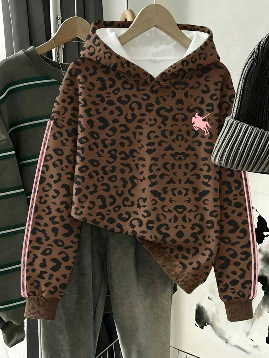 SHEIN 女童深棕色豹紋全印花連帽衛衣,粉色條紋圖案,美式復古馬術女孩圖案,適合戶外街頭穿搭,秋冬季,個性街頭風,舒適百搭,附小標誌 - 彩色 - 查看 1