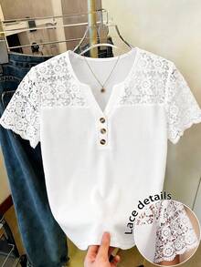 EMERY ROSE Blusa de talla grande para mujer con cuello en V y mangas cortas, con aplicaciones de encaje y patchwork - Blanco - Ver 1