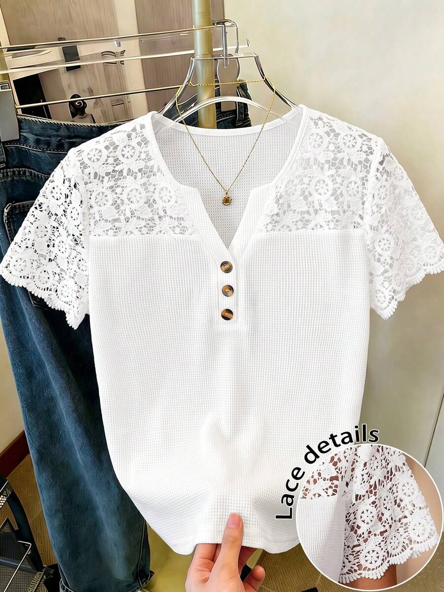 EMERY ROSE Blusa de talla grande para mujer con cuello en V y mangas cortas, con aplicaciones de encaje y patchwork - Blanco - Ver 1