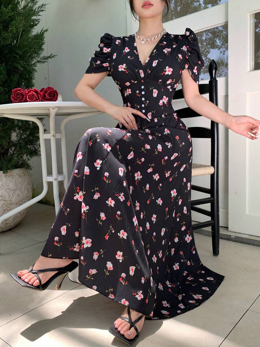 Modelyn 女款緊身洋裝，小交叉領口設計，珍珠鈕扣裝飾與泡泡袖