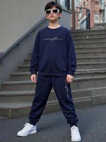 SHEIN 兒童 2 件組大童男孩深藍色字母印花套裝，運動風秋冬穿搭 - 寶藍色 - 查看 2