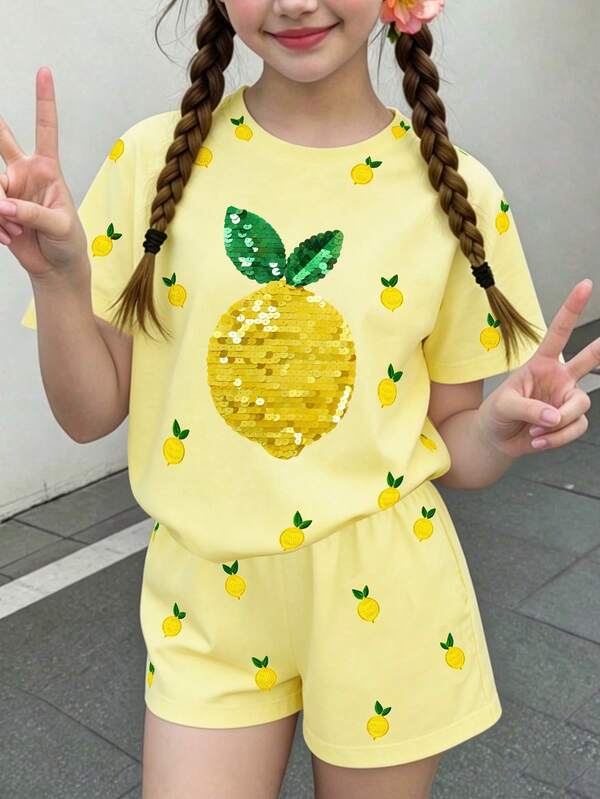 1 Set, Conjunto de niña con estampado de limones frescos, top de manga corta con cuello redondo y estampado integral de limones pequeños en amarillo claro con decoración de limones grandes con lentejuelas en el pecho, shorts a juego con estampado integral y cintura elástica, adecuado para salidas y uso diario, primavera/verano