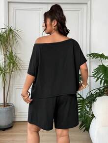 SHEIN EZwear 大尺碼女款純黑色極簡套裝 舒適露肩T恤與短褲 - 黑色 - 查看 3
