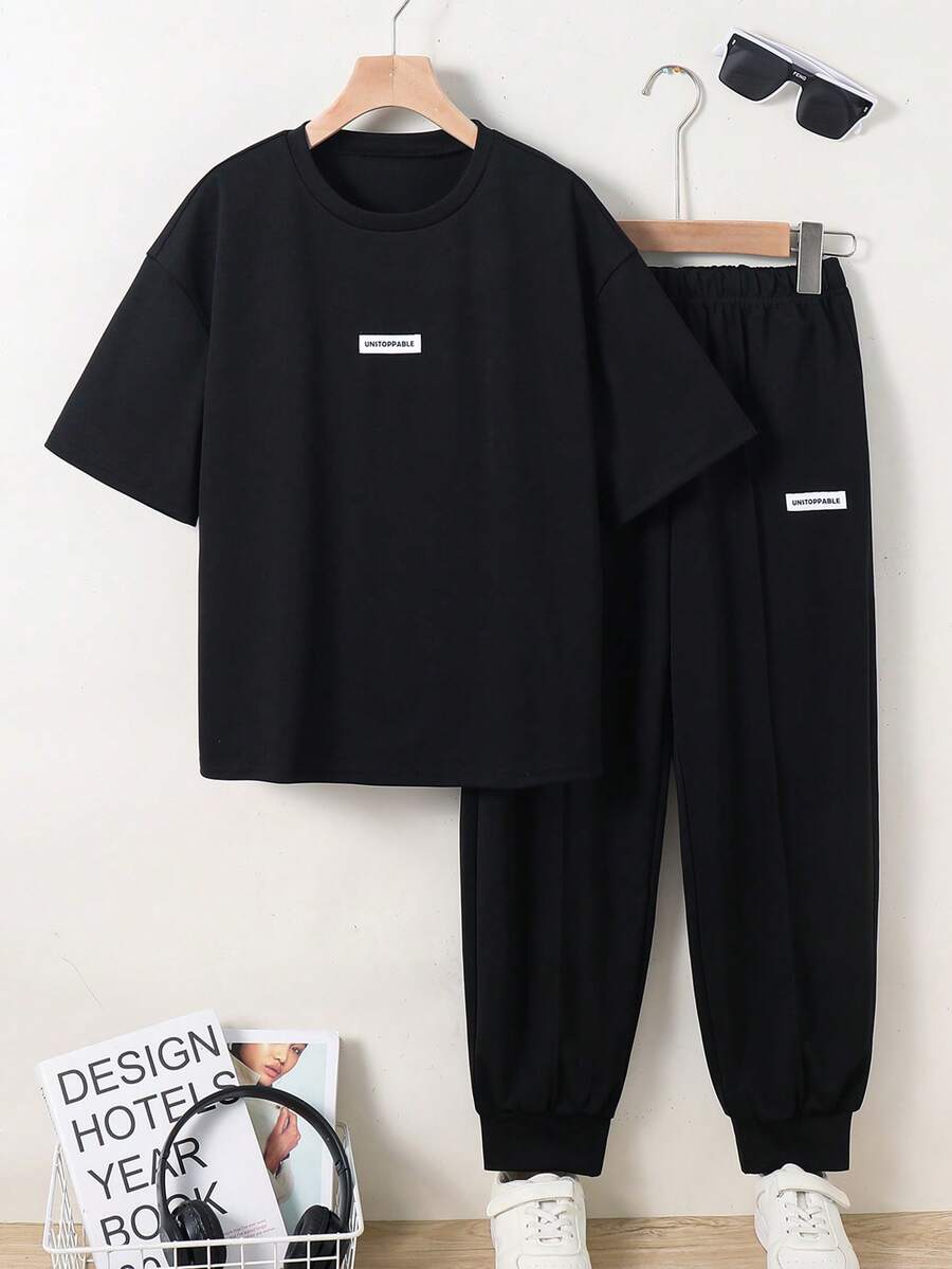 SHEIN 兒童 2件組 青少年男孩休閒字母編織標籤裝飾黑色套頭T恤與長褲套裝，適合學校、花園、海灘、生日，春夏季