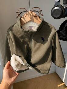 SHEIN 男嬰可愛秋冬麂皮保暖內裡立領夾克卡其色拉鍊外套 中性嬰兒衣 冬季嬰兒服 適合室內、戶外、日常、運動、玩耍、派對、攝影、度假、節日、電音派對 - 軍綠色 - 查看 7