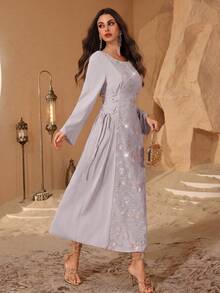 Al Najma 女款優雅圓領珠飾刺繡阿拉伯風連身裙，適合外出穿著 - 淺灰色 - 查看 3
