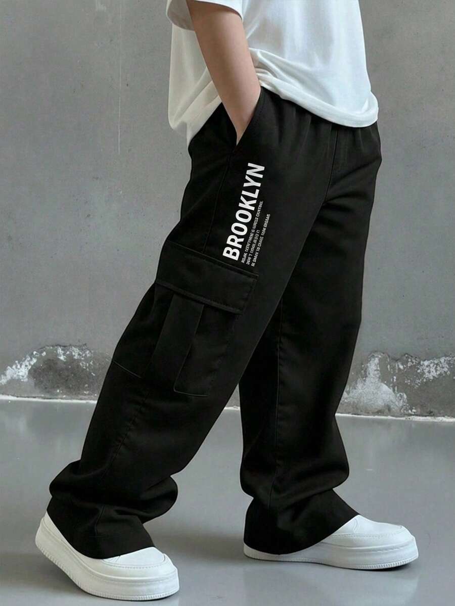 SHEIN 兒童青少年男孩休閒字母印花圖案日常舒適工裝口袋直筒寬鬆長褲,黑色工裝褲,適合外出、約會、上學,春秋夏冬四季皆宜 - 黑色 - 查看 1