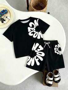 SHEIN 男童 T 恤套裝 2 件組，夏季時尚酷感卡通不對稱字母印花短袖圓領 T 恤，搭配同款印花鬆緊腰抽繩裝飾短褲，柔軟彈性面料，寬鬆版型，春夏時尚男童 T 恤套裝，休閒舒適百搭，適合外出與街頭風 - 黑色 - 查看 5