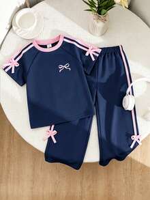 SHEIN Playful Pals 女童春夏休閒新款T恤套裝，雙條紋袖口搭配3D蝴蝶結裝飾，圓領落肩袖T恤上衣，搭配休閒長褲，2件套，適合日常穿著、上學、外出、度假、運動、派對、節日，春夏穿搭 - 藏蓝色 - 查看 3