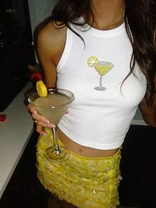 SHEIN Top de tirantes de moda para mujer con cuello redondo y estampado de copa de cóctel con strass - Blanco - View 3