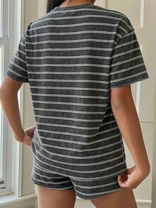 SHEIN 青少年女孩 2 件組 T-shirt 套裝，俏皮可愛歐洲設計黑白條紋針織經典圓領短袖上衣與寬鬆短褲套裝，適合日常穿著、購物、聚會、戶外休閒活動，夏季 - 彩色 - 查看 3