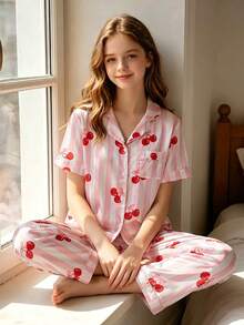 SHEIN Conjunto casual de descanso para niñas con estampado de cerezas rojas y rayas rosas, ribete de satén de seda sintética, contraste de color, manga larga, frente abierto y cuello de solapa - Multicolor - Ver 4