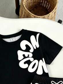 SHEIN 男童 T 恤套裝 2 件組，夏季時尚酷感卡通不對稱字母印花短袖圓領 T 恤，搭配同款印花鬆緊腰抽繩裝飾短褲，柔軟彈性面料，寬鬆版型，春夏時尚男童 T 恤套裝，休閒舒適百搭，適合外出與街頭風 - 黑色 - 查看 4