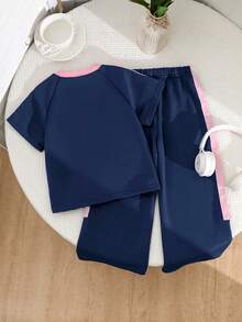SHEIN Playful Pals 女童春夏休閒新款T恤套裝，雙條紋袖口搭配3D蝴蝶結裝飾，圓領落肩袖T恤上衣，搭配休閒長褲，2件套，適合日常穿著、上學、外出、度假、運動、派對、節日，春夏穿搭 - 藏蓝色 - 查看 2