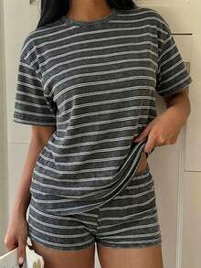 SHEIN 青少年女孩 2 件組 T-shirt 套裝，俏皮可愛歐洲設計黑白條紋針織經典圓領短袖上衣與寬鬆短褲套裝，適合日常穿著、購物、聚會、戶外休閒活動，夏季 - 彩色 - 查看 4