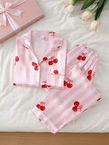 SHEIN Conjunto casual de descanso para niñas con estampado de cerezas rojas y rayas rosas, ribete de satén de seda sintética, contraste de color, manga larga, frente abierto y cuello de solapa - Multicolor - Ver 8