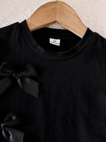 SHEIN 女童夏季T恤套裝，黑色休閒時尚簡約百搭甜美日常圓領標準肩短袖短版T恤配3D蝴蝶結裝飾與彈性腰短版短褲2件組，適合年輕女孩夏季休閒舒適穿搭，適用於戶外玩耍與休閒穿著 - 黑色 - 查看 4