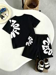 SHEIN 男童 T 恤套裝 2 件組，夏季時尚酷感卡通不對稱字母印花短袖圓領 T 恤，搭配同款印花鬆緊腰抽繩裝飾短褲，柔軟彈性面料，寬鬆版型，春夏時尚男童 T 恤套裝，休閒舒適百搭，適合外出與街頭風 - 黑色 - 查看 2