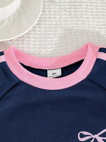 SHEIN Playful Pals 女童春夏休閒新款T恤套裝，雙條紋袖口搭配3D蝴蝶結裝飾，圓領落肩袖T恤上衣，搭配休閒長褲，2件套，適合日常穿著、上學、外出、度假、運動、派對、節日，春夏穿搭 - 藏蓝色 - 查看 4