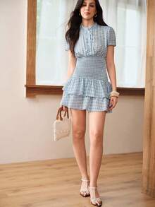 SHEIN LUNE Nuevo vestido corto de manga corta con cintura fruncida y decoración de capas de tela a cuadros, estilo dulce, romántico, francés y lindo, estampado de cuadros azules para picnic y brunch de verano - Azul - Ver 5