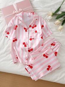 SHEIN Conjunto casual de descanso para niñas con estampado de cerezas rojas y rayas rosas, ribete de satén de seda sintética, contraste de color, manga larga, frente abierto y cuello de solapa - Multicolor - Ver 2