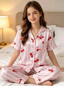 SHEIN Conjunto casual de descanso para niñas con estampado de cerezas rojas y rayas rosas, ribete de satén de seda sintética, contraste de color, manga larga, frente abierto y cuello de solapa - Multicolor - Ver 1