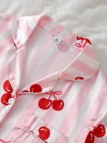 SHEIN Conjunto casual de descanso para niñas con estampado de cerezas rojas y rayas rosas, ribete de satén de seda sintética, contraste de color, manga larga, frente abierto y cuello de solapa - Multicolor - Ver 7