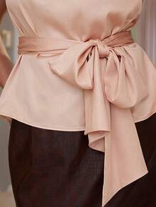 VOLUPTÉ CURVE Top court grande taille printemps/été rose satin avec nœud papillon, sans manches, taille cintrée et ourlet à volants, élégant et luxueux pour le travail, les rendez-vous, les fêtes et les anniversaires - Rose bonbon - Voir 8
