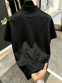 Manfinity Homme 男士休閒酷感夏季黑色短袖 Polo 衫，無縫貼合設計，適合通勤穿著 - 黑色 - 查看 2