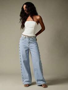 MISSGUIDED Jeans de pierna ancha de tiro bajo de denim rígido con detalles de tachuelas metálicas laterales - Lavado ligero - Ver 3