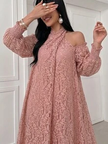 Al Najma 女款粉色編織蕾絲扭結掛脖蘑菇鈕扣長袖優雅浪漫阿拉伯風洋裝 - 粉色 - 查看 2