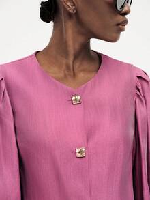 Aveloria Modichic Blusa de mujer holgada y corta con mangas abullonadas, hebilla dorada, cuello en V, plisada, elegante, madura, para fiesta, brunch, cena, té, oficina, top rosa, otoño - Morado - Ver 2