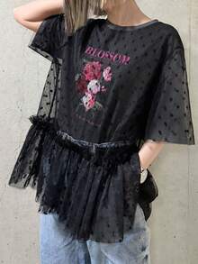 FRIFUL 女款 2 合 1 圓領 T 恤上衣，胸前彩色對比印花裝飾，植絨波點網布拼接袖口與荷葉邊飾，夏季圖案 T 恤 - 灰色 - 查看 2