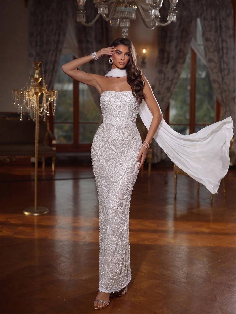 Coutiva Robe de soirée élégante sans bretelles et sans manches avec un design de perles en forme d'éventail et une coupe droite, parfaite pour les événements de printemps/été. Convient pour les anniversaires, les festivals de musique, les tenues d'invités de mariage, les robes de remise des diplômes, les robes de fête de rentrée scolaire et d'autres occasions festives.