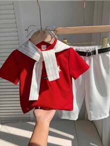 SHEIN 4件套包含腰帶與披肩，男嬰夏季秋季休閒返校季，紅色 Polo 衫條紋披肩配白色長褲，西裝褲，附贈腰帶，Polo 套裝，正式套裝，校服套裝，男嬰套裝 - 彩色 - 查看 3