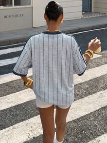 Muchica 休閒極簡圓領短袖寬鬆女款T恤，適合夏季，搭配對比深藍色領口與條紋袖子。馬匹印花增添復古、學院、經典、時尚、青春與街頭風格。面料光滑舒適，秋季理想選擇。 - 彩色 - 查看 2