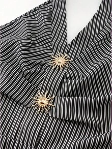 SHEIN PariChic 女款條紋金屬裝飾百褶休閒 70s 90s 派對日常約會掛脖洋裝 黑白條紋夏季 - 黑與白 - 查看 4